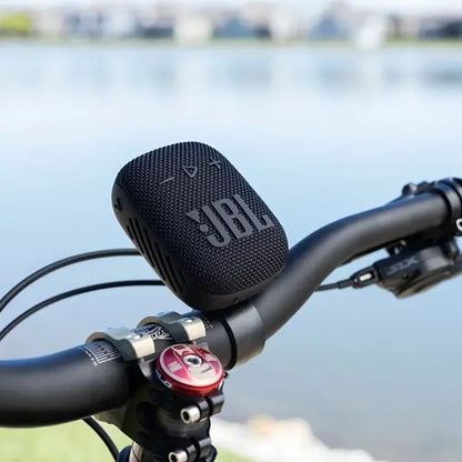 ¡Lleva tu Música a Todas Partes con la Pantalla Parlante JBL Wind 3S! Sonido Potente y Duradero para tus Aventuras.